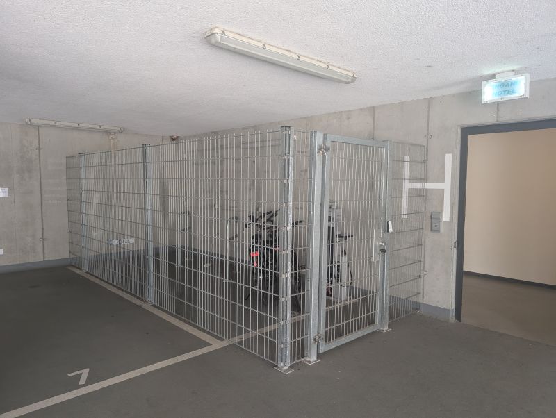 Zwei mal fünf Meter großer Käfig in dem zwei Fahrräder stehen